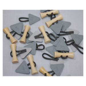 1 Set Knebelverschluß - Holzknopf mit Lederimitat - für Kinderkleidung - Hellgrau/Grau