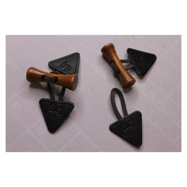 1 Set Knebelverschluß - Knebelknopf, Holzknopf mit Lederimitat - für Kinderkleidung - Schwarz/ Grau – Bild 3