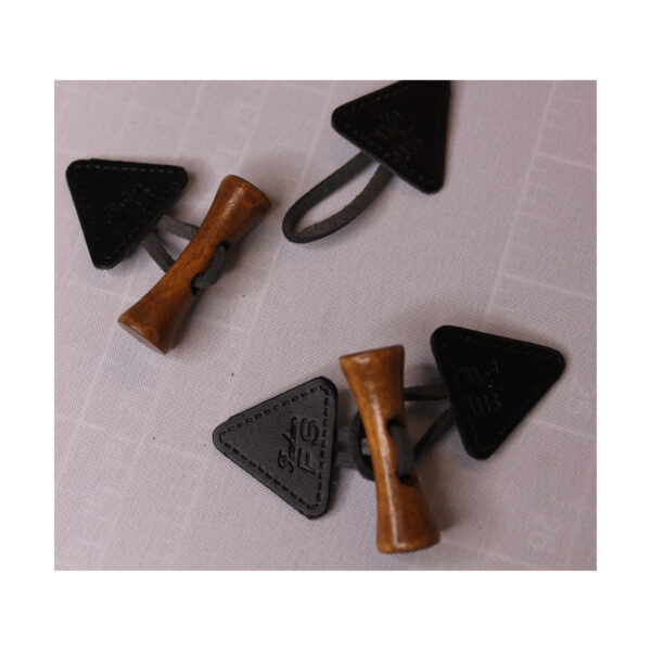 1 Set Knebelverschluß - Knebelknopf, Holzknopf mit Lederimitat - für Kinderkleidung - Schwarz/ Grau – Bild 2