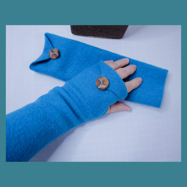 Türkise Armstulpen - Walkloden - mit Knopf