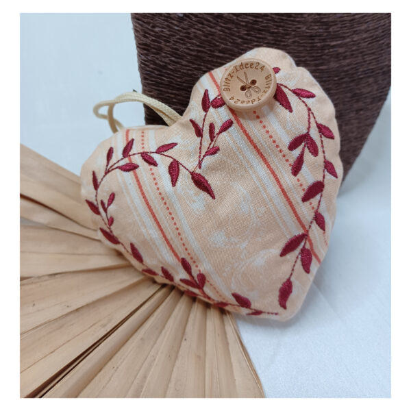 entzückendes Dekoherz aus Baumwollstoff gemustert - mit Blumenranke - Anhänger - Geschenk