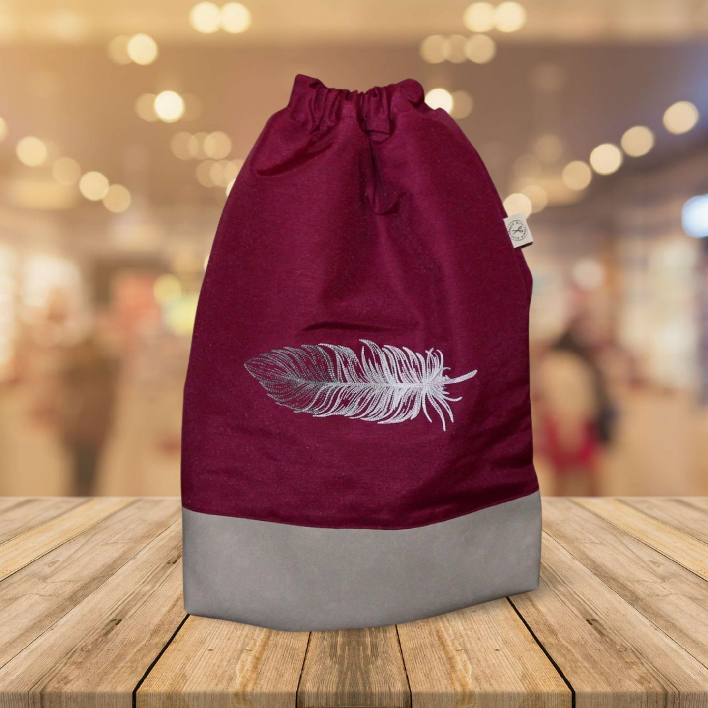 erprobter Rucksack - Turnbeutel - Wanderbeutel - bestickt - Feder, bordeaux