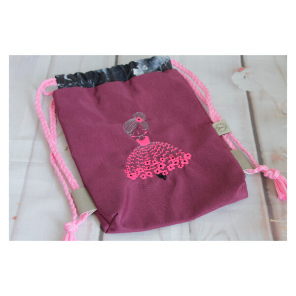 1 einzigartiger Kinderrucksack - Turnbeutel - Wanderbeutel - Dekostoff - bordeaux - Tänzerin – Bild 5