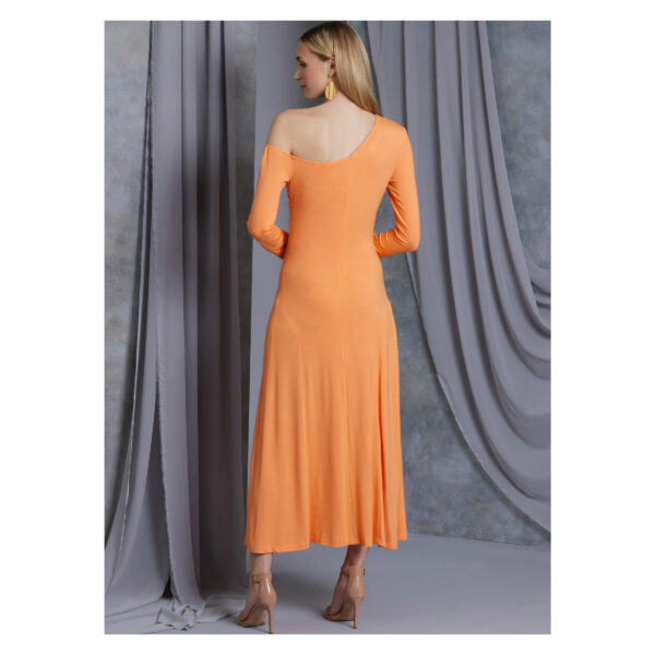 Vogue Schnittmuster V1968 - schulterfreies Kleid mit diagonaler Reihung – Bild 6