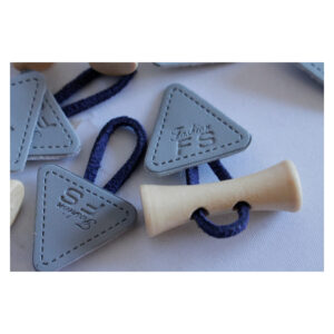 1 Set Knebelverschluß- Knebelknopf- Holzknopf mit Lederimitat - für Kinderkleidung - Grau/ Blau