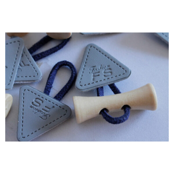 1 Set Knebelverschluß- Knebelknopf- Holzknopf mit Lederimitat - für Kinderkleidung - Grau/ Blau