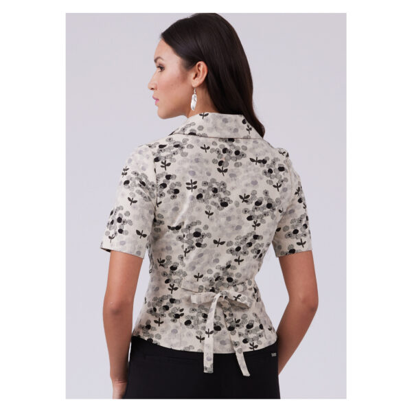 McCalls Schnittmuster M8451 - Bluse mit Ecke am vorderen Saumabschluss – Bild 6