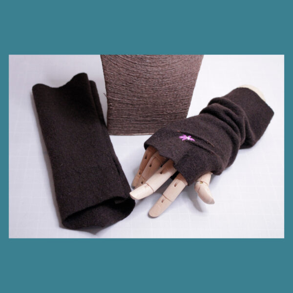 Braune Armstulpen - Walkloden - Biesen - bestickt mit kleiner Blüte - WLK-braun
