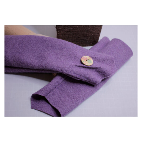 Violett farbene Armstulpen - Walkloden - Biesen + Holzknopf - WLK-lila - 07 – Bild 2