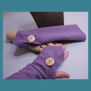 Violett farbene Armstulpen - Walkloden - Biesen + Holzknopf - WLK-lila - 07