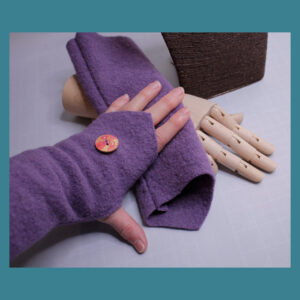 Violett farbene Armstulpen - Walkloden - Holzknopf - WLK-lila - 08