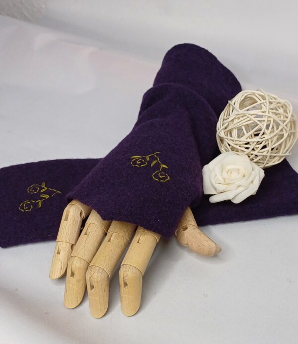 Armstulpen - Walkloden - Pflaume - bestickt - Blumenranke – Bild 3