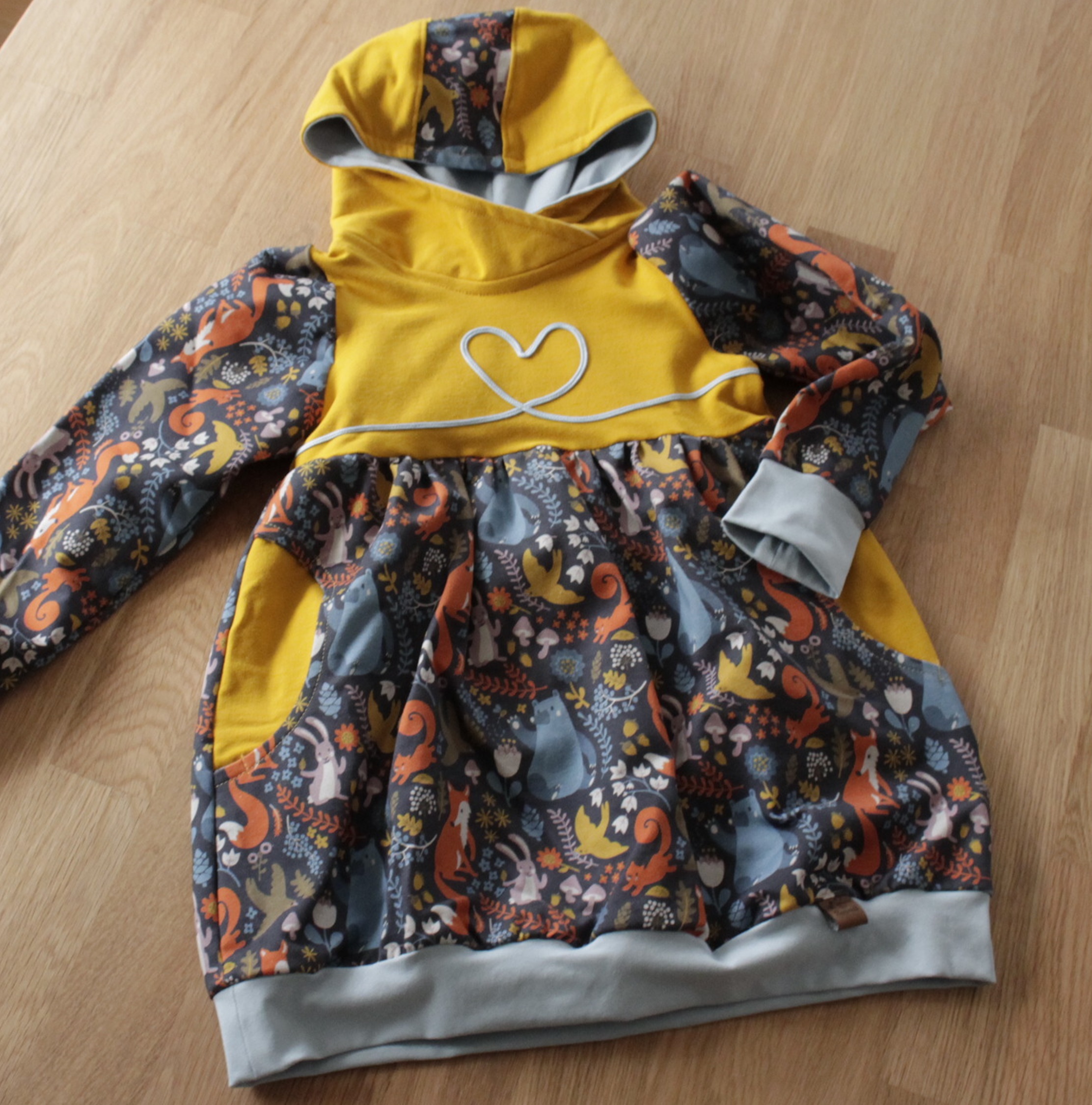 Ballonkleid Mädchen Gr. 116 – Mitwachskleid mit Kapuze „Tiere im Wald“ – Handmade Kinderkleid – Bild 7