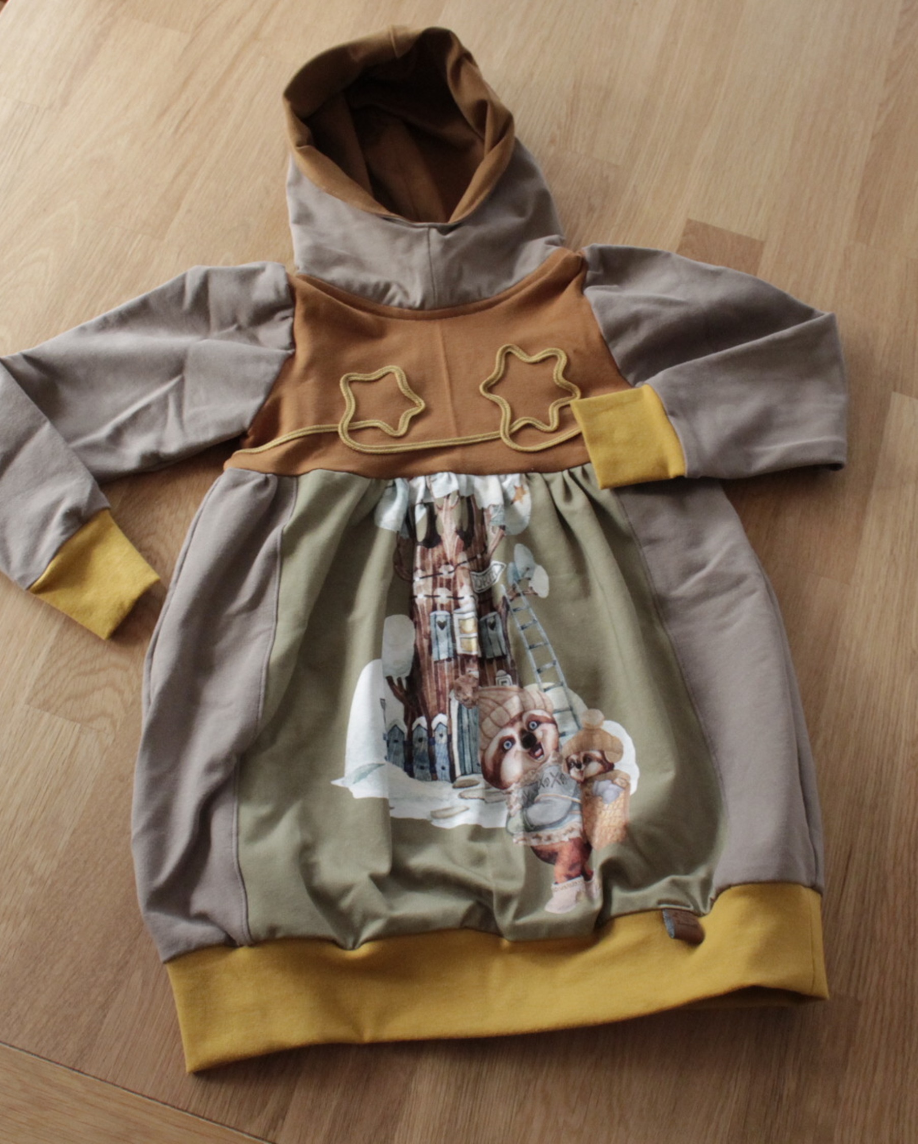 Ballonkleid Mädchen Gr. 116 – Mitwachskleid mit Kapuze „Kleiner Wanderer“ – Handmade Kapuzenkleid Kinder – Bild 6