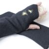 Schwarze Armstulpen - Walkloden - bestickte Sterne - Gelb