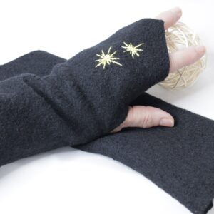 Schwarze Armstulpen - Walkloden - bestickte Sterne - Gelb