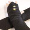 Schwarze Armstulpen - Walkloden - bestickte Sterne - Gelb – Bild 3
