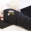Schwarze Armstulpen - Walkloden - bestickte Blüten - Apricot – Bild 2