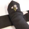 Schwarze Armstulpen - Walkloden - bestickte Blüten - Apricot