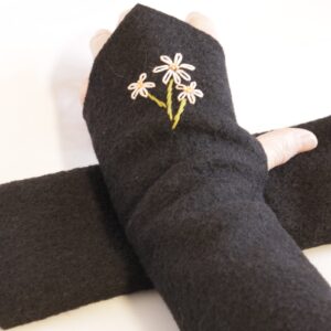 Schwarze Armstulpen - Walkloden - bestickte Blüten - Apricot
