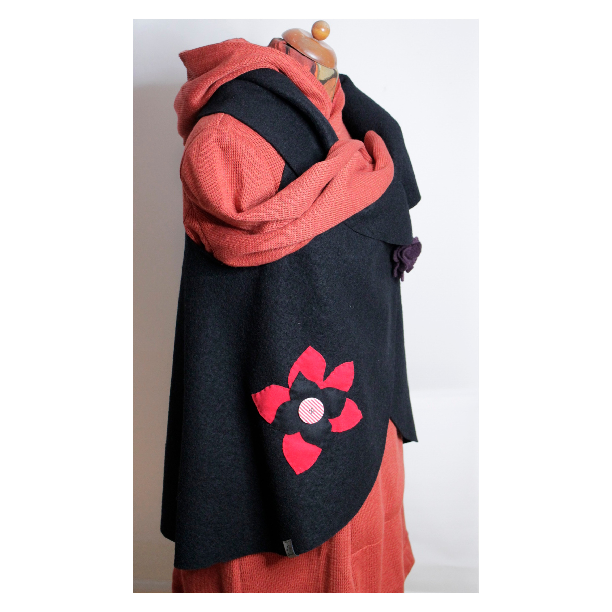 Oversize Weste - Walkloden - Wollweste - mit Applikation - Schwarz / Rot – Bild 2