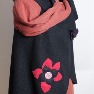 Oversize Weste - Walkloden - Wollweste - mit Applikation - Schwarz / Rot
