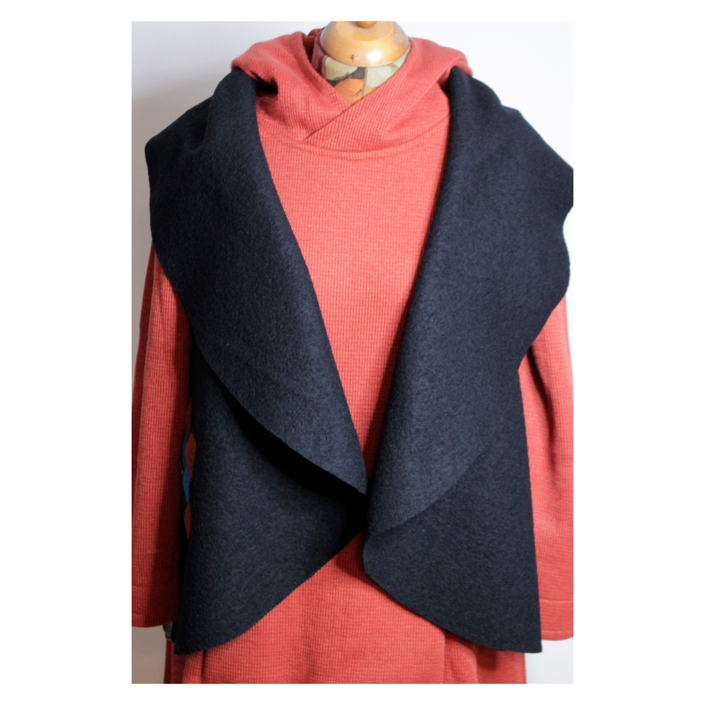 Oversize Weste - Walkloden - Wollweste - mit Applikation - Schwarz / Rot – Bild 3