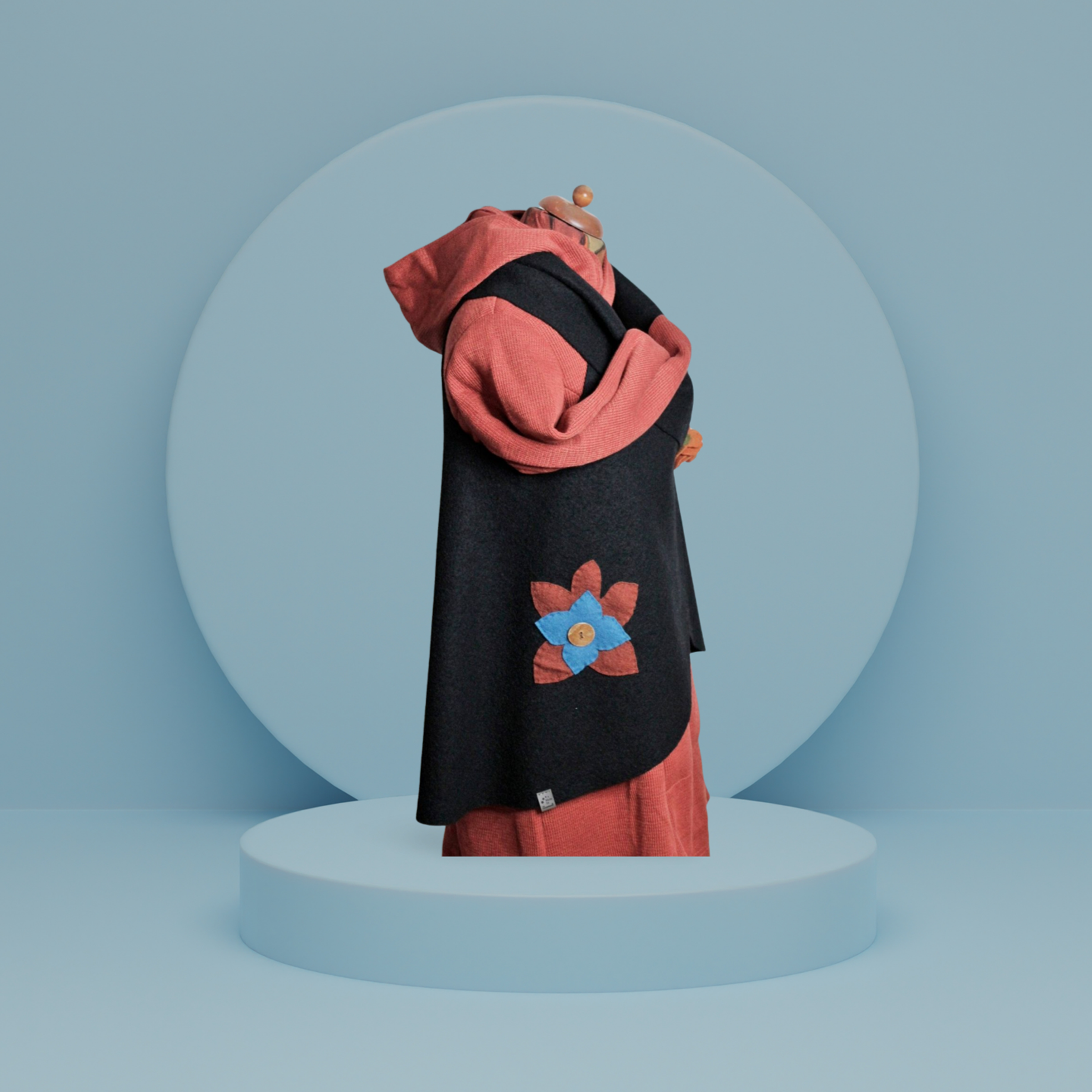 Oversize Walkloden-Weste in Schwarz/Terra mit dekorativer Applikation