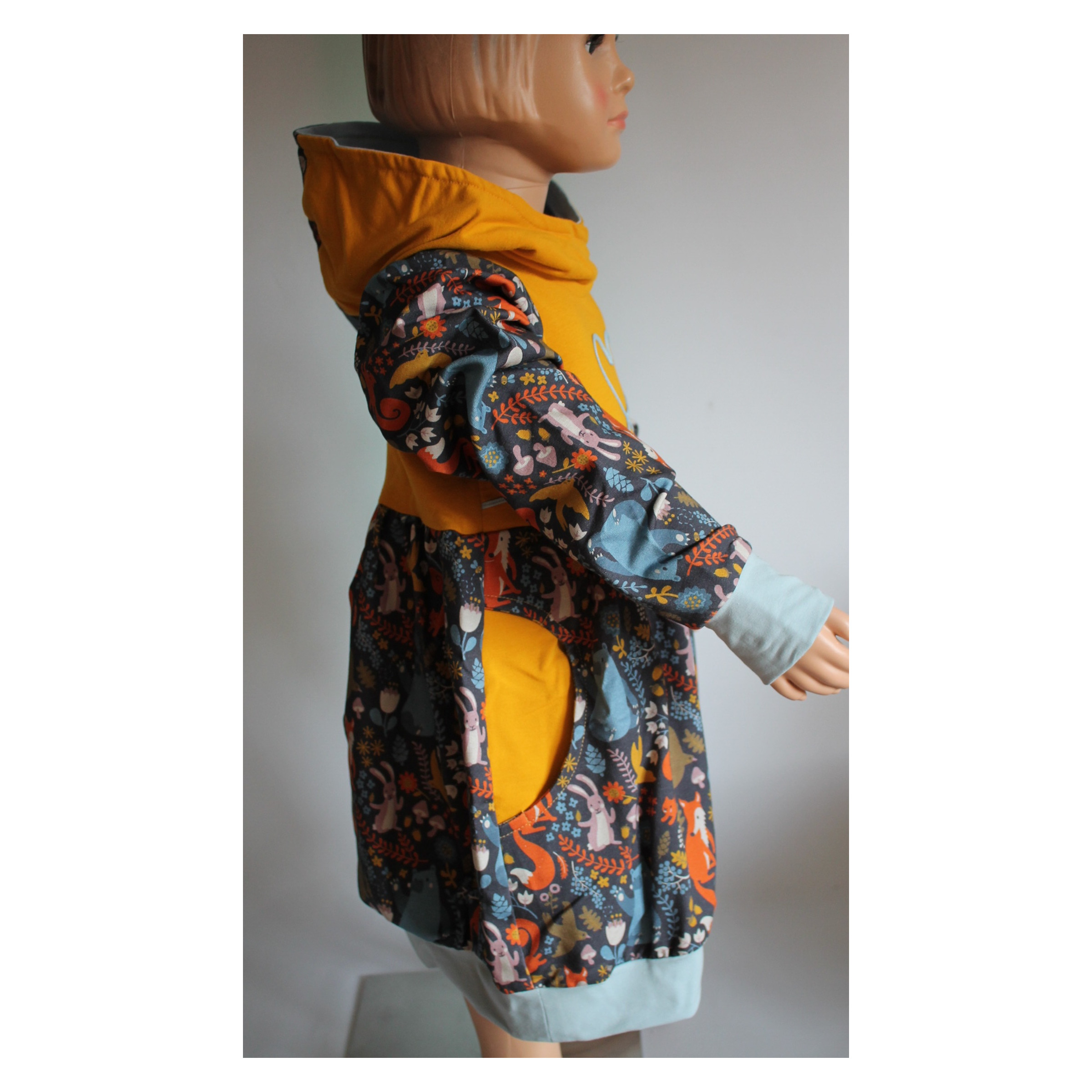 Ballonkleid Mädchen Gr. 116 – Mitwachskleid mit Kapuze „Tiere im Wald“ – Handmade Kinderkleid – Bild 9