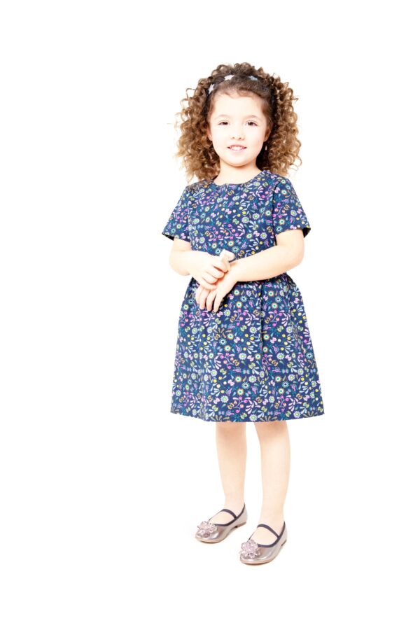 Burda Kids Schnittmuster Nr. 9212 - Kleid - Bubikragen oder Rüschen – Bild 2