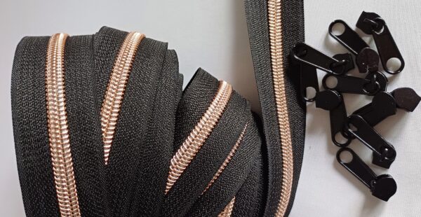 1.07EUR/m -  5 m endlos Reißverschluss schwarz, metallisierte Zahnung rosagold, 5mm  + 10 Zipper schwarz