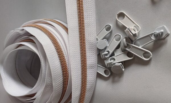 1.07EUR/m -  5 m endlos Reißverschluss weiß, metallisierte Zahnung rosagold, 5mm  + 10 Zipper weiß