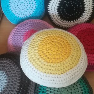 gehäkelte Sitzkissen, Bodenkissen, Yogakissen in farblich abgestimmten Tönen