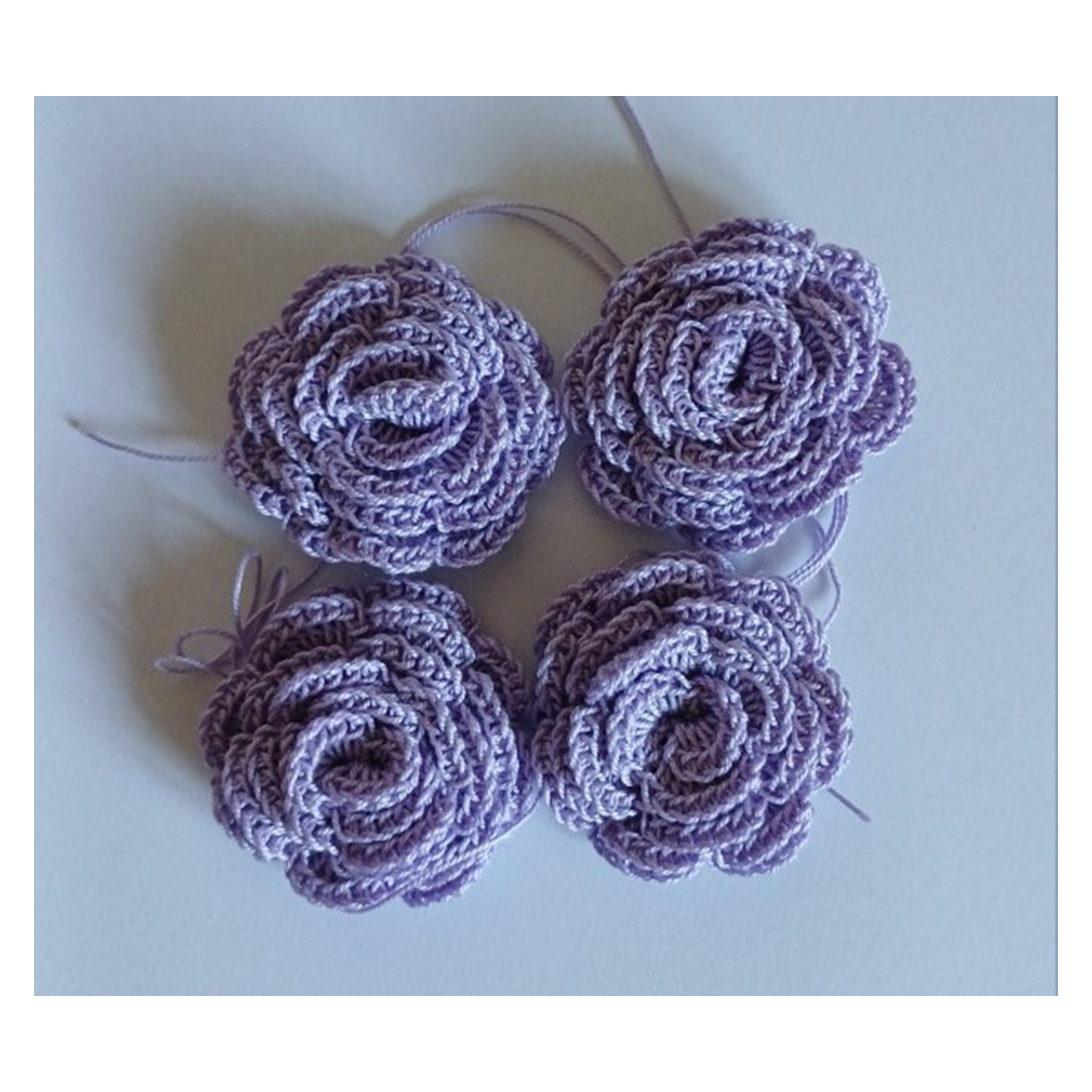 gehäkelte blüten in violett