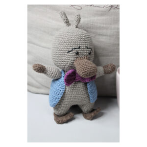 „Handgehäkeltes Amigurumi Schnabeltier als weiches Kuscheltier – liebevoll gearbeitet, ideales Geschenk zur Geburt oder Taufe.“