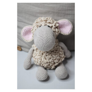 „Handgehäkeltes Amigurumi Schaf als weiches Kuscheltier – liebevoll gearbeitet, ideales Geschenk zur Geburt oder Taufe.“