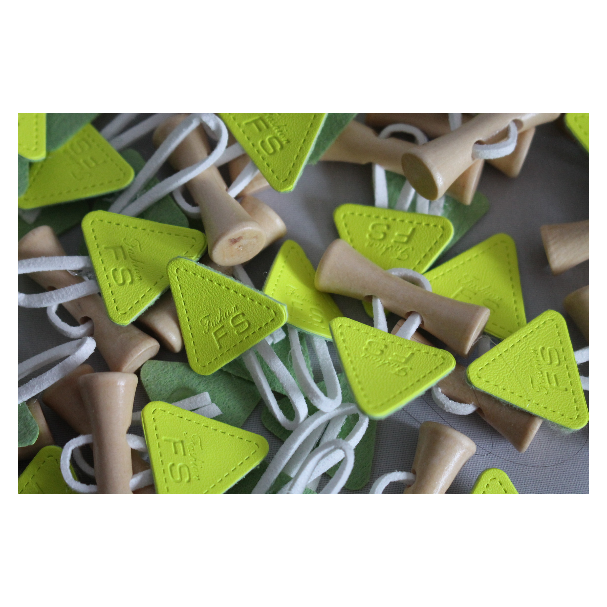 1 Set Knebelverschluß, Knebelknopf, Holzknopf mit Lederimitat, für Kinderkleidung, Neongelb/ Weiß – Bild 4