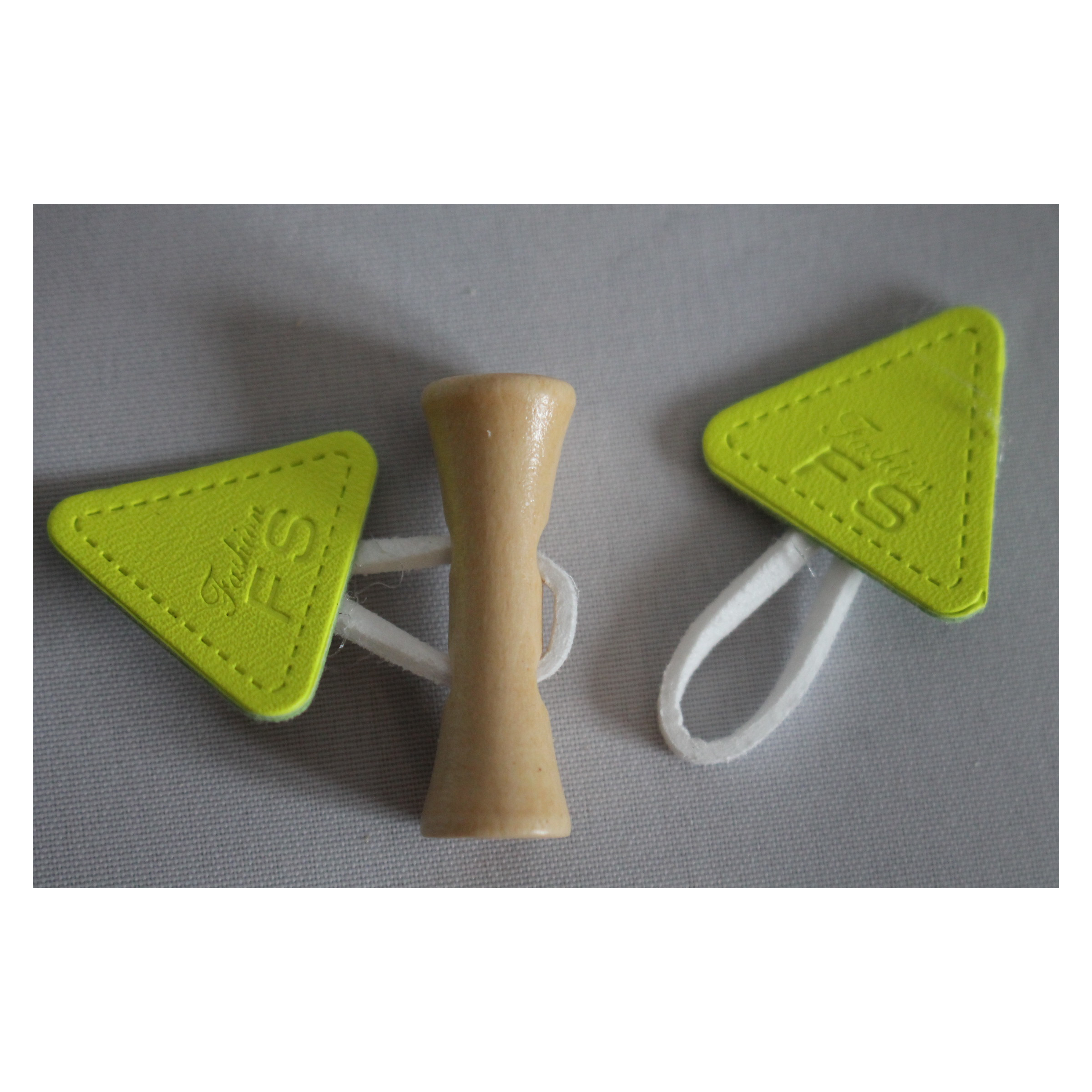 1 Set Knebelverschluß, Knebelknopf, Holzknopf mit Lederimitat, für Kinderkleidung, Neongelb/ Weiß – Bild 3