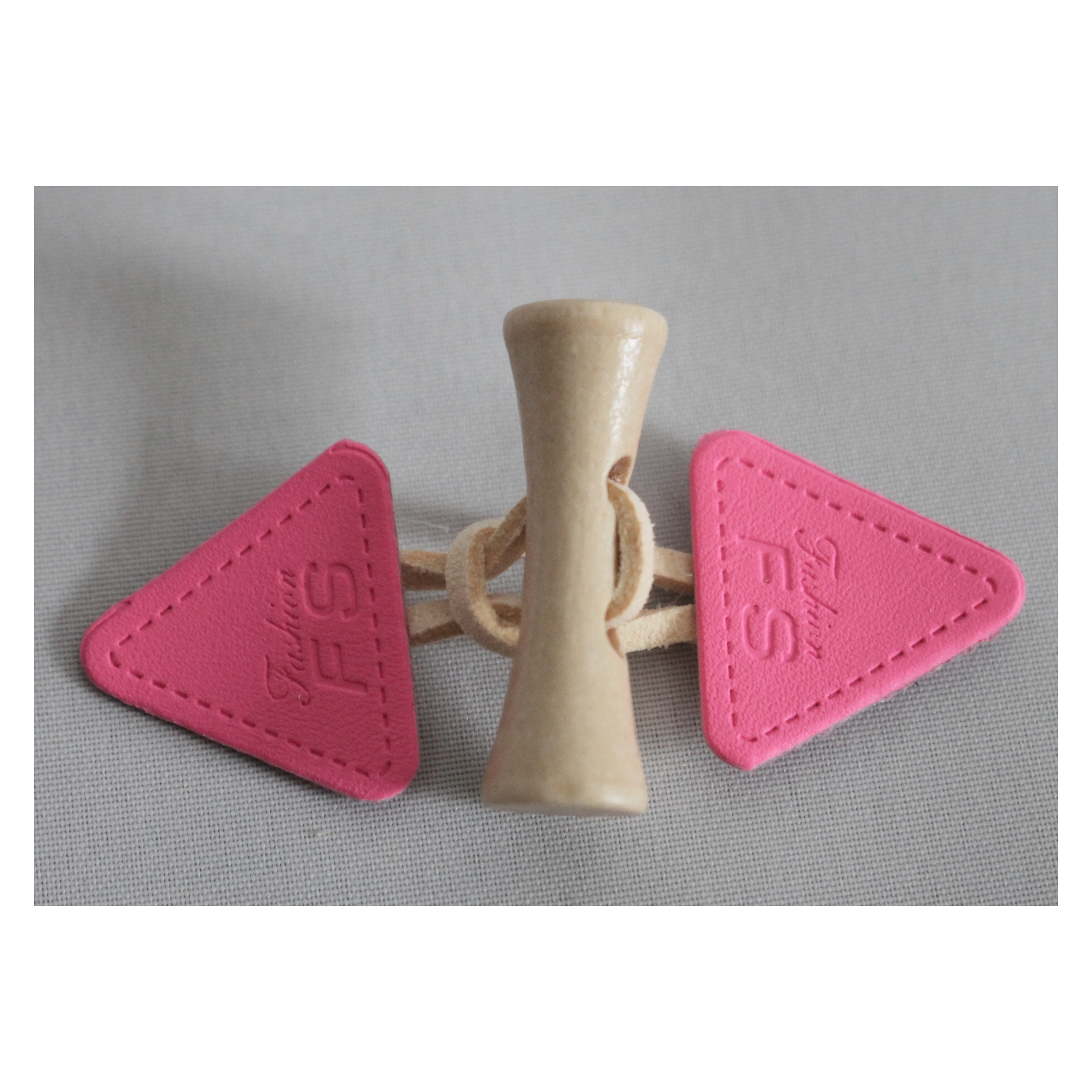 1 Set Knebelverschluß, Knebelknopf, Holzknopf mit Lederimitat, für Kinderkleidung, Neonpink/ Beige – Bild 2