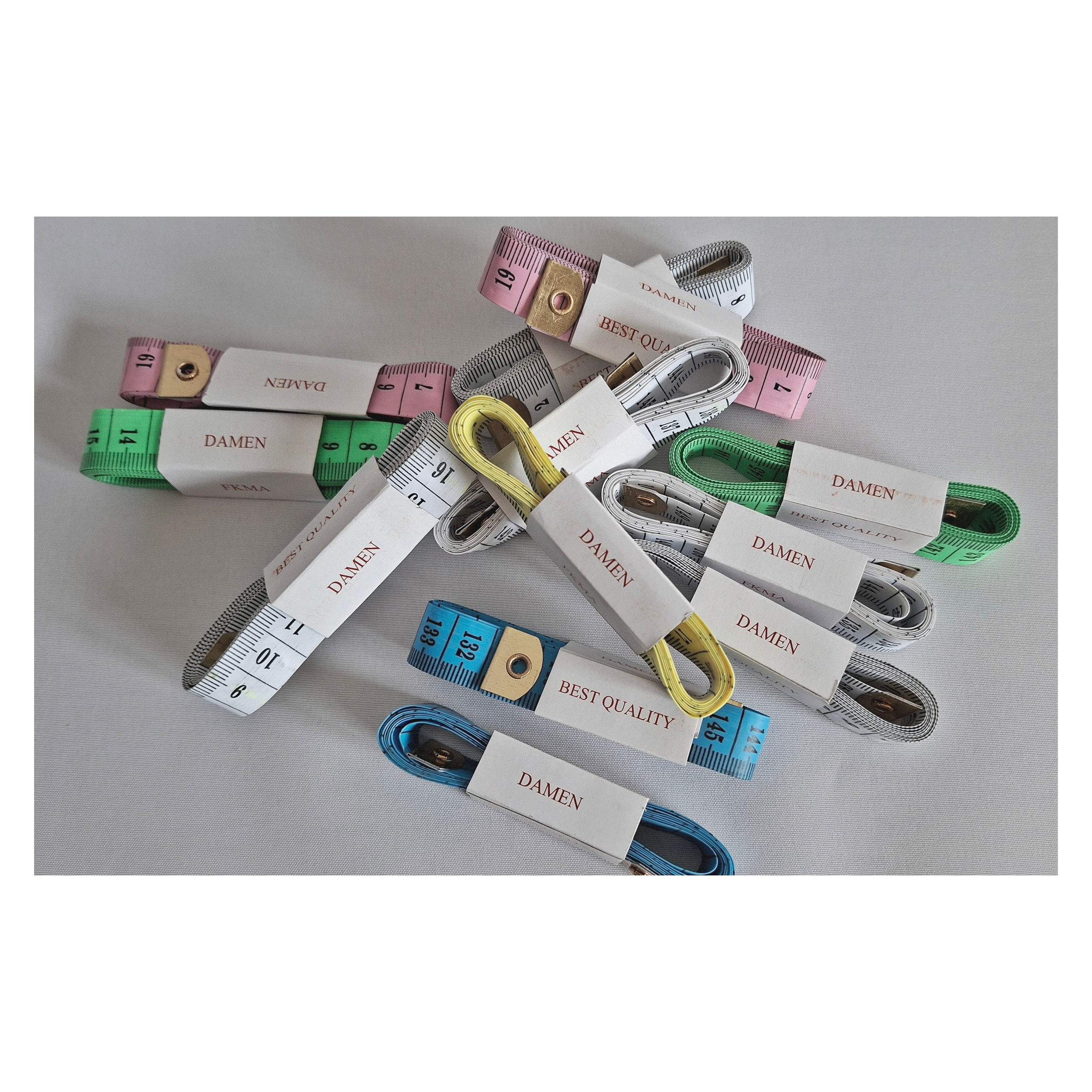 3 Maßbänder farblich sortiert