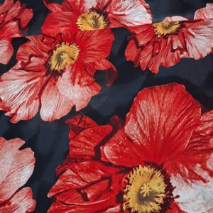 viskose chiffon mit roten großen Blüten auf schwarzem Untergrund
